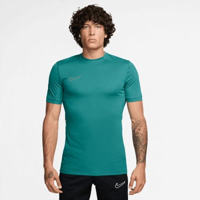 Egy férfi sötét türkizkék Nike pólóban és fekete nadrágban. Egy férfi sötét türkizkék Nike pólóban és fekete nadrágban.