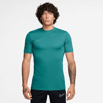 Egy férfi sötét türkizkék Nike pólóban és fekete nadrágban.