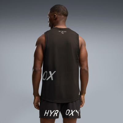 Mann von hinten in schwarzem Tanktop und Shorts mit Aufschrift HYR OXY. Mann von hinten in schwarzem Tanktop und Shorts mit Aufschrift HYR OXY.