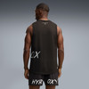 Mann von hinten in schwarzem Tanktop und Shorts mit Aufschrift HYR OXY.