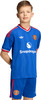 Junge im blauen Manchester United Trikot mit Snapdragon-Logo und roten Streifen.