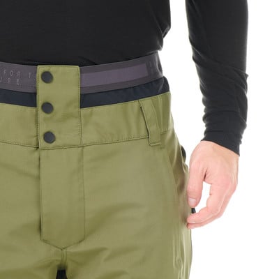 Detail einer grünen Herren-Skihose mit schwarzem Oberteil und Knöpfen. Detail einer grünen Herren-Skihose mit schwarzem Oberteil und Knöpfen.