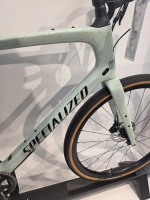 Ein hellgrünes Specialized-Fahrrad mit schwarzen Sprenkeln und Schriftzug auf dem Rahmen. Ein hellgrünes Specialized-Fahrrad mit schwarzen Sprenkeln und Schriftzug auf dem Rahmen.