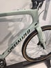 Ein hellgrünes Specialized-Fahrrad mit schwarzen Sprenkeln und Schriftzug auf dem Rahmen.