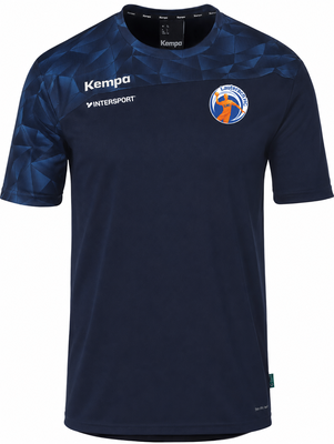 Ein marineblaues T-Shirt mit geometrischem Muster auf den Schultern und einem Vereinslogo.