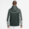 Rückansicht eines Mannes in einem dunkelgrauen Nike Tech Fleece Hoodie.