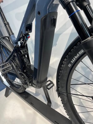 Detail eines E-Mountainbikes mit Federung und breitem Reifen. Detail eines E-Mountainbikes mit Federung und breitem Reifen.