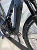 Detail eines E-Mountainbikes mit Federung und breitem Reifen.