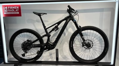 Schwarzes Specialized Mountain-E-Bike mit Federung und Scheibenbremsen. Schwarzes Specialized Mountain-E-Bike mit Federung und Scheibenbremsen.