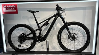 Schwarzes Specialized Mountain-E-Bike mit Federung und Scheibenbremsen.