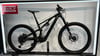 Schwarzes Specialized Mountain-E-Bike mit Federung und Scheibenbremsen.