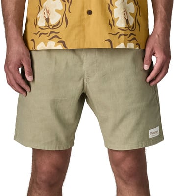 Mann in hellbraunen Cordshorts und gelbem Hemd mit Blumenmuster. Mann in hellbraunen Cordshorts und gelbem Hemd mit Blumenmuster.