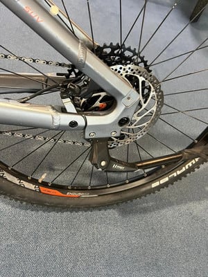 Hinterteil eines Mountainbikes mit Schaltwerk und Bremsscheibe. Hinterteil eines Mountainbikes mit Schaltwerk und Bremsscheibe.