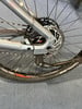 Hinterteil eines Mountainbikes mit Schaltwerk und Bremsscheibe.
