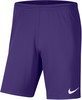 Lila Nike Shorts mit weißem Logo am rechten Bein.