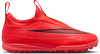 Ein roter Kinderfußballschuh mit schwarzem Streifenlogo und profilierter Sohle.