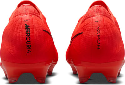 Rückansicht von roten Nike Mercurial Vapor Fußballschuhen. Rückansicht von roten Nike Mercurial Vapor Fußballschuhen.