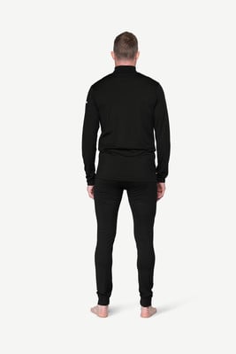Mann von hinten in schwarzem Thermounterhemd und Leggings. Mann von hinten in schwarzem Thermounterhemd und Leggings.