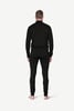 Mann von hinten in schwarzem Thermounterhemd und Leggings.
