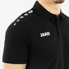 Schwarzes Poloshirt mit weißem JAKO-Logo und Schulterdetails.
