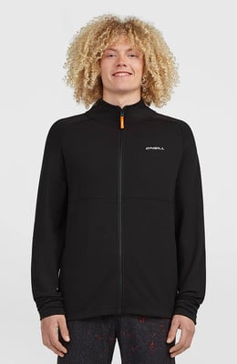Ein Mann in schwarzer Kleidung mit O'Neill-Logo und auffälliger Lockenpracht.