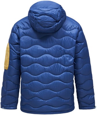 Blaue Daunenjacke mit Kapuze, Wellensteppung und gelbem Aufnäher.
