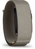 Ein Garmin Uhrenarmband aus beigem Stoff mit schwarzem Display.