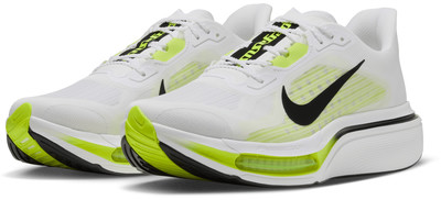 Fehér Nike futócipő neon zöld részletekkel és fekete logóval. Fehér Nike futócipő neon zöld részletekkel és fekete logóval.
