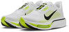 Fehér Nike futócipő neon zöld részletekkel és fekete logóval.