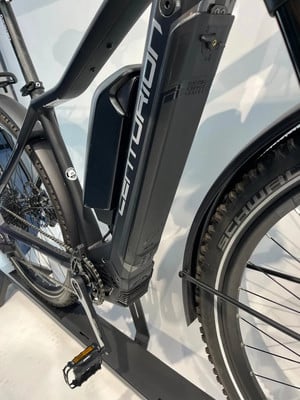 Schwarzes E-Mountainbike mit großem Akku und Federung. Schwarzes E-Mountainbike mit großem Akku und Federung.