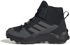 Fekete Adidas magas szárú túracipő szürke csíkokkal és masszív talppal.