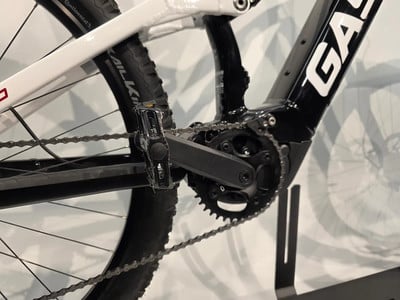 Detail eines E-Bikes mit Kette, Pedal und Kurbelgarnitur. Detail eines E-Bikes mit Kette, Pedal und Kurbelgarnitur.