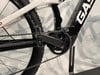 Detail eines E-Bikes mit Kette, Pedal und Kurbelgarnitur.