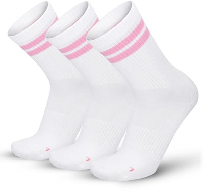 Drei weiße Socken mit rosa Streifen am oberen Bund. Drei weiße Socken mit rosa Streifen am oberen Bund.