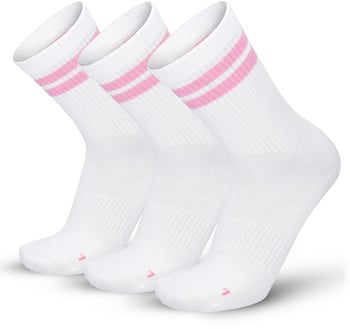 Drei weiße Socken mit rosa Streifen am oberen Bund.