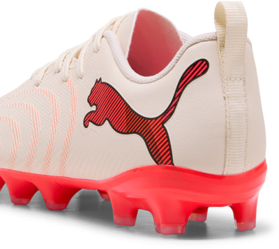 Beige Puma Fußballschuhe mit rotem Katzenlogo und Sohle. Beige Puma Fußballschuhe mit rotem Katzenlogo und Sohle.
