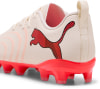 Beige Puma Fußballschuhe mit rotem Katzenlogo und Sohle.