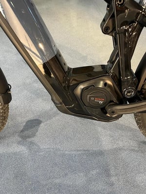 Rahmendetail eines E-Bikes mit Bosch-Motor und Dämpfer. Rahmendetail eines E-Bikes mit Bosch-Motor und Dämpfer.