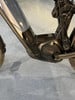 Rahmendetail eines E-Bikes mit Bosch-Motor und Dämpfer.