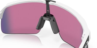 Nahaufnahme einer weißen Sportbrille mit rosa Gläsern und schwarzem Nasensteg. Nahaufnahme einer weißen Sportbrille mit rosa Gläsern und schwarzem Nasensteg.