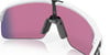 Nahaufnahme einer weißen Sportbrille mit rosa Gläsern und schwarzem Nasensteg.