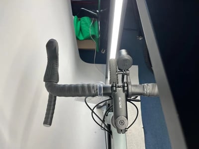 Nahaufnahme eines Fahrradlenkers mit Vorderlicht und Bremshebeln. Nahaufnahme eines Fahrradlenkers mit Vorderlicht und Bremshebeln.