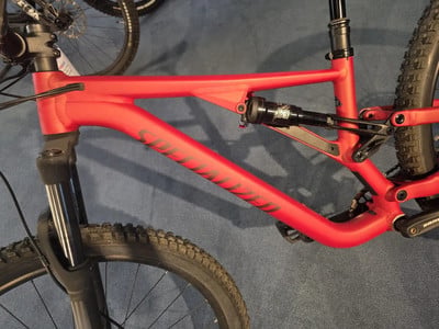 Ein rotes Specialized Fullsuspension-Mountainbike mit Dämpfer. Ein rotes Specialized Fullsuspension-Mountainbike mit Dämpfer.