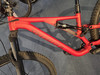Ein rotes Specialized Fullsuspension-Mountainbike mit Dämpfer.