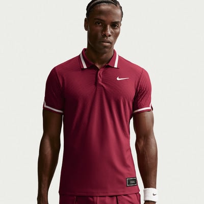 Ein Mann in einem dunkelroten Nike Poloshirt mit weiß gestreiftem Kragen und Ärmeln. Ein Mann in einem dunkelroten Nike Poloshirt mit weiß gestreiftem Kragen und Ärmeln.