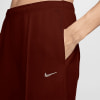 Detail der Nike Damen-Jogginghose mit Logo und Tasche.
