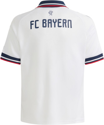 Weißes FC Bayern T-Shirt mit dunkelblauem Schriftzug und Streifen am Kragen und an den Ärmeln. Weißes FC Bayern T-Shirt mit dunkelblauem Schriftzug und Streifen am Kragen und an den Ärmeln.