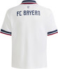 Weißes FC Bayern T-Shirt mit dunkelblauem Schriftzug und Streifen am Kragen und an den Ärmeln.