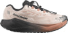 Beige Salomon Laufschuh mit schwarzer Sohle und orangefarbenen Details.