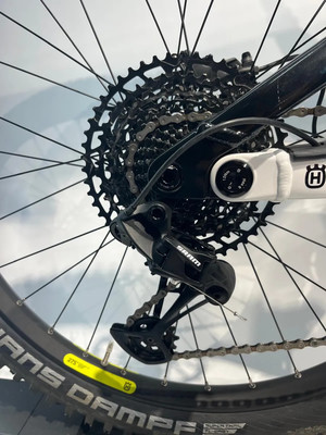 Detail des SRAM-Schaltwerks am Mountainbike mit Kassette. Detail des SRAM-Schaltwerks am Mountainbike mit Kassette.